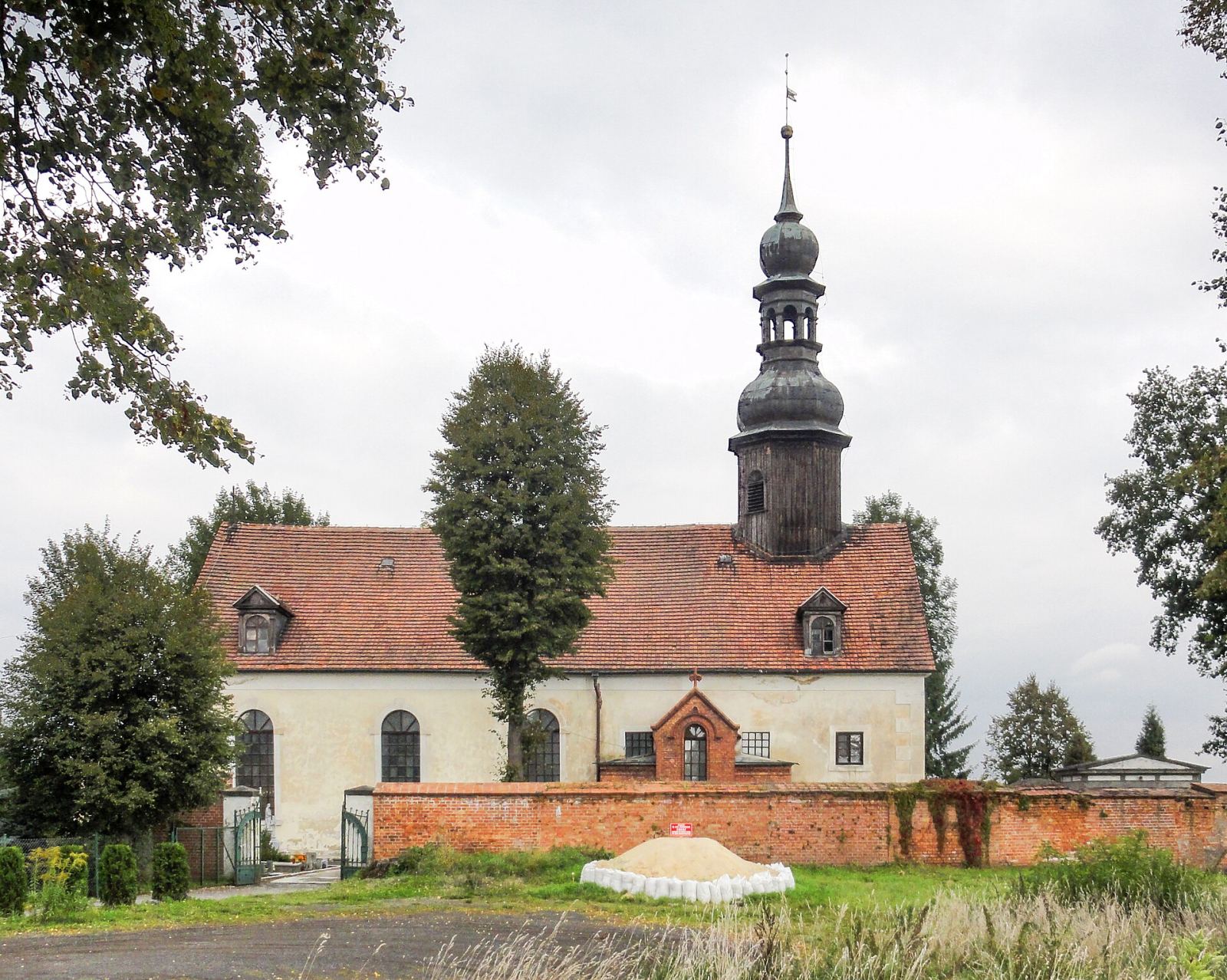 Kościół ewangelicki, ob. rzymskokatolicki pw. Podwyższenia Krzyża, Kościelniki Średnie