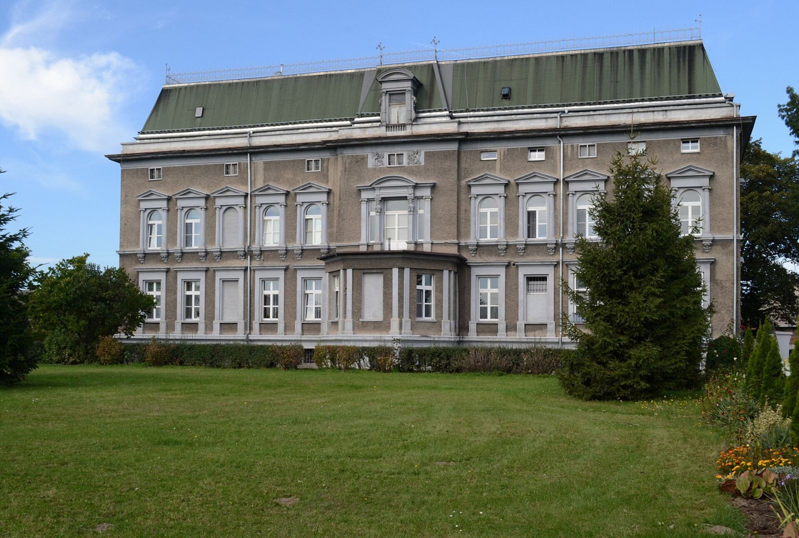 Pałac Baildonów, Pogrzebień