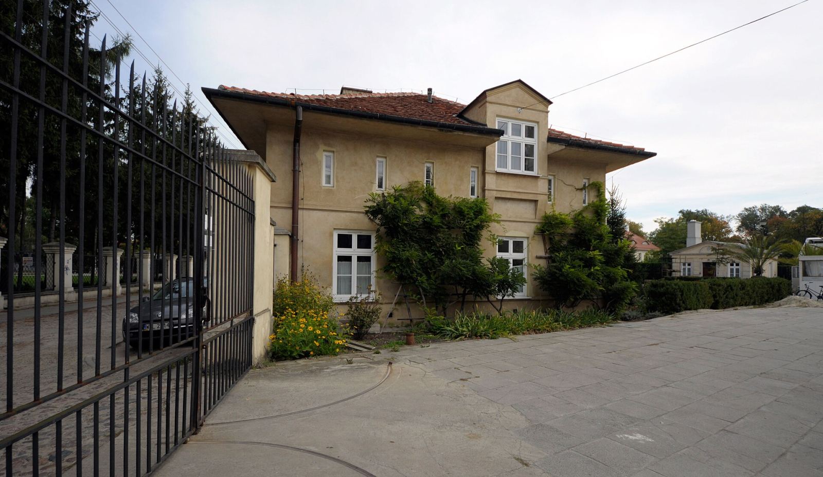Dom ogrodnika, ob. budynek administracyjny, Warszawa