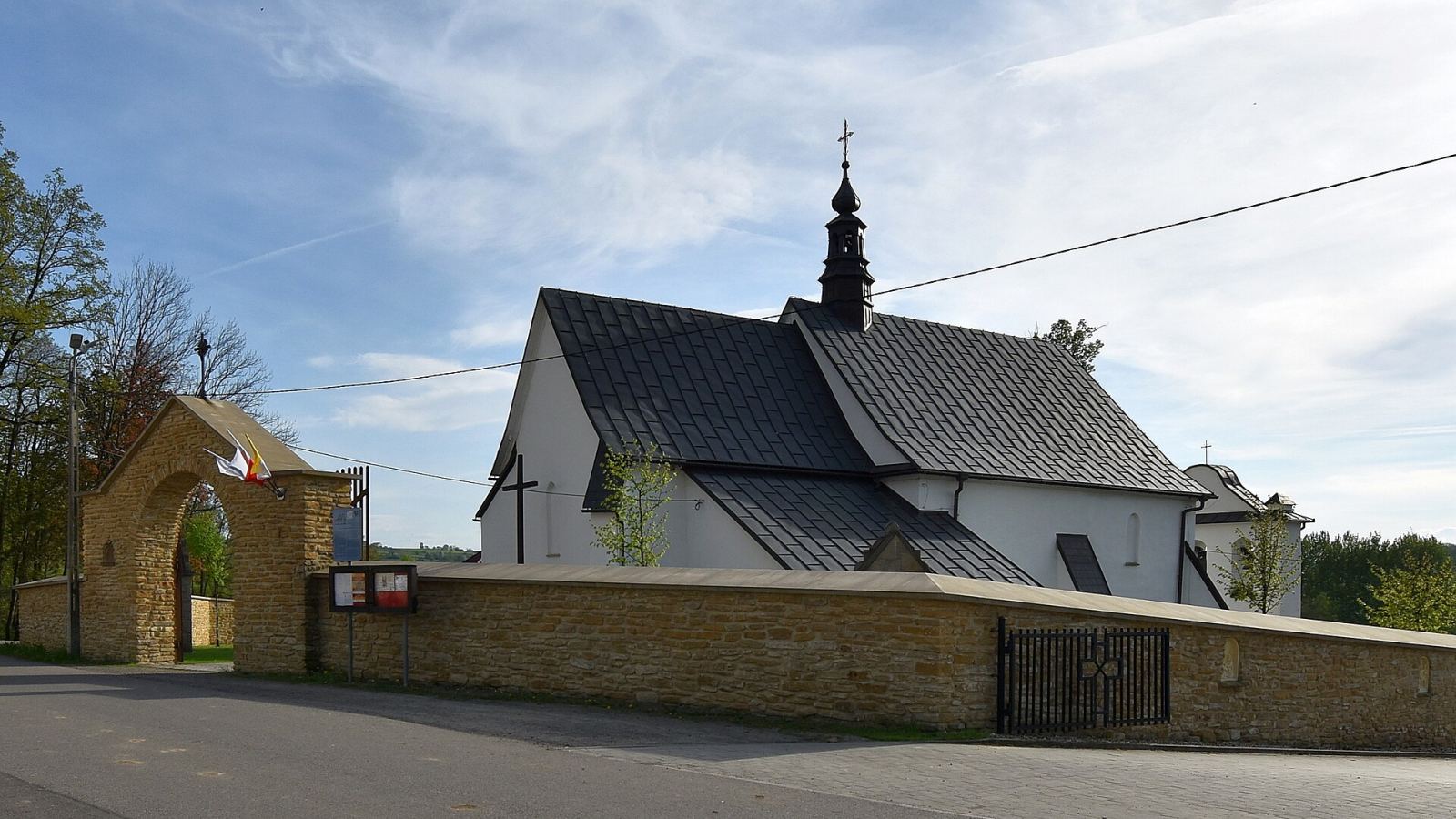 Ogrodzenie z dzwonnicą i bramą, Siedliska