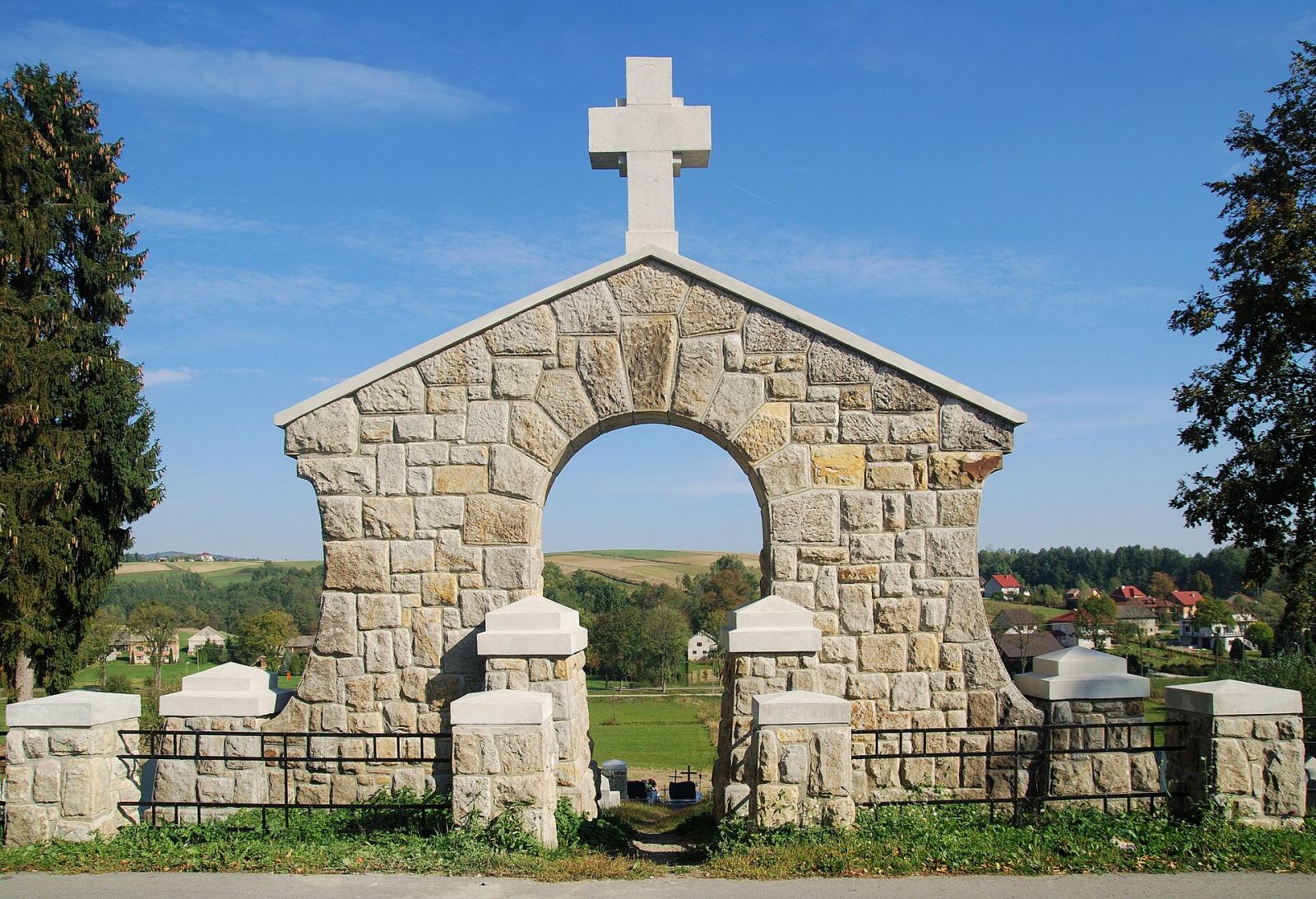 Ogrodzenie z bramą, Olszyny