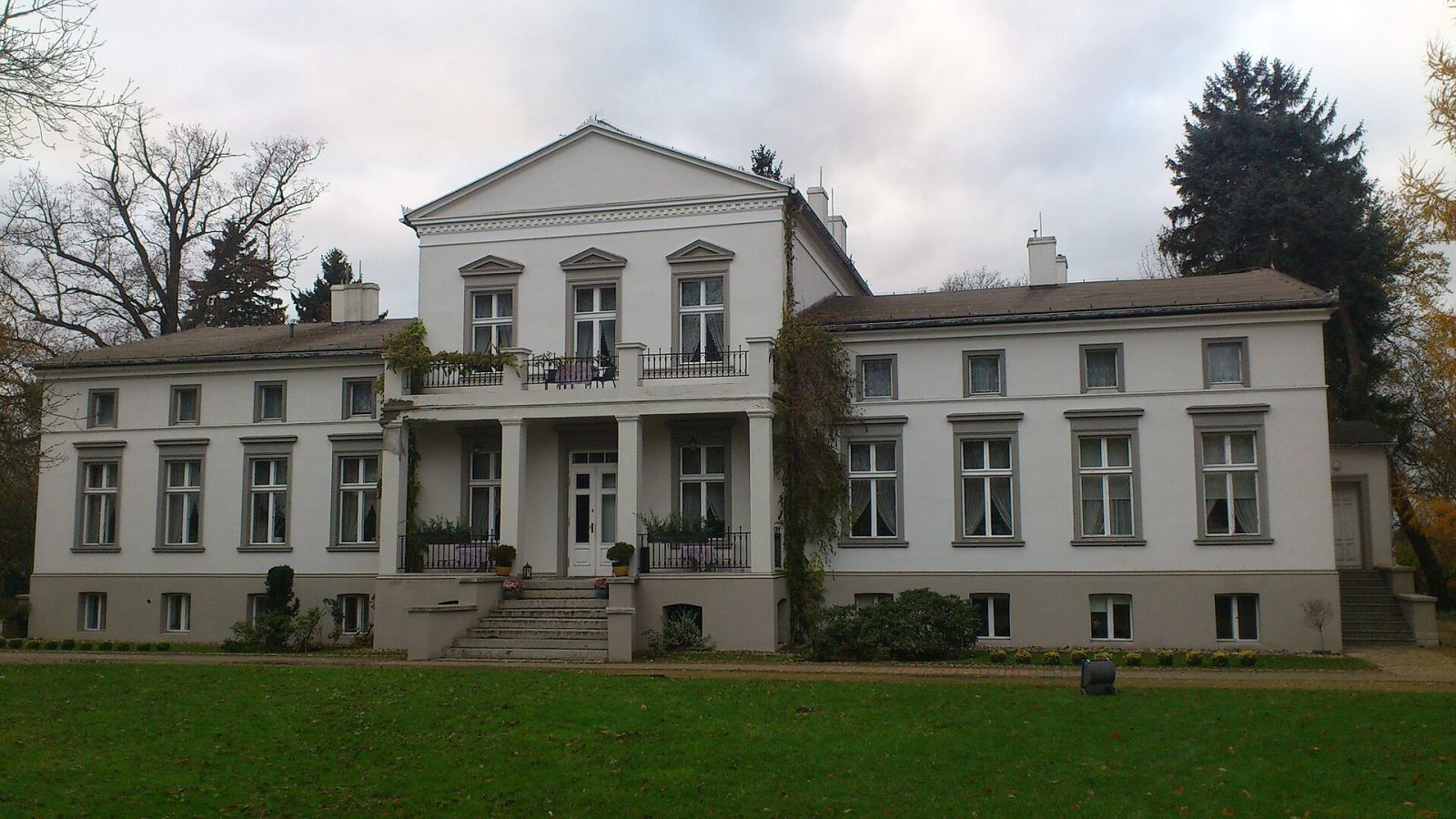 Dwór, Podstolice
