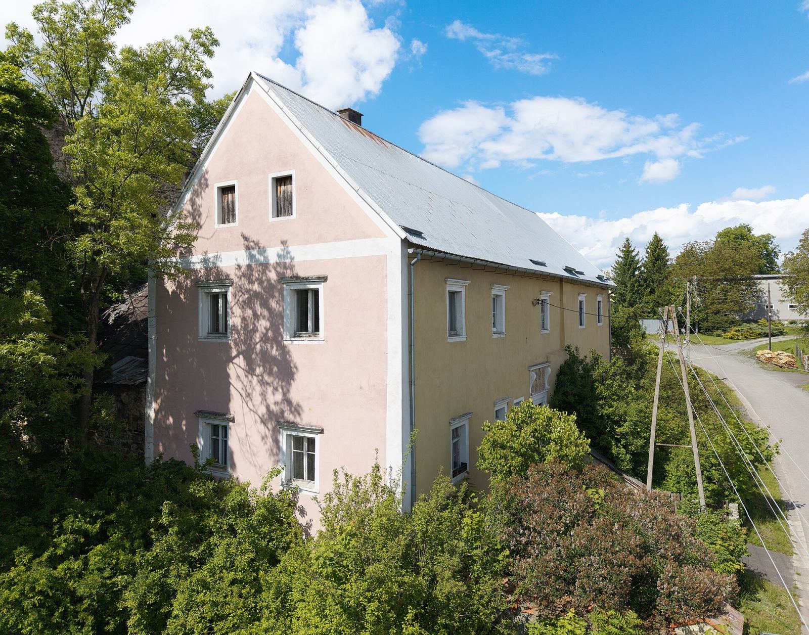 Dwór, Stara Łomnica