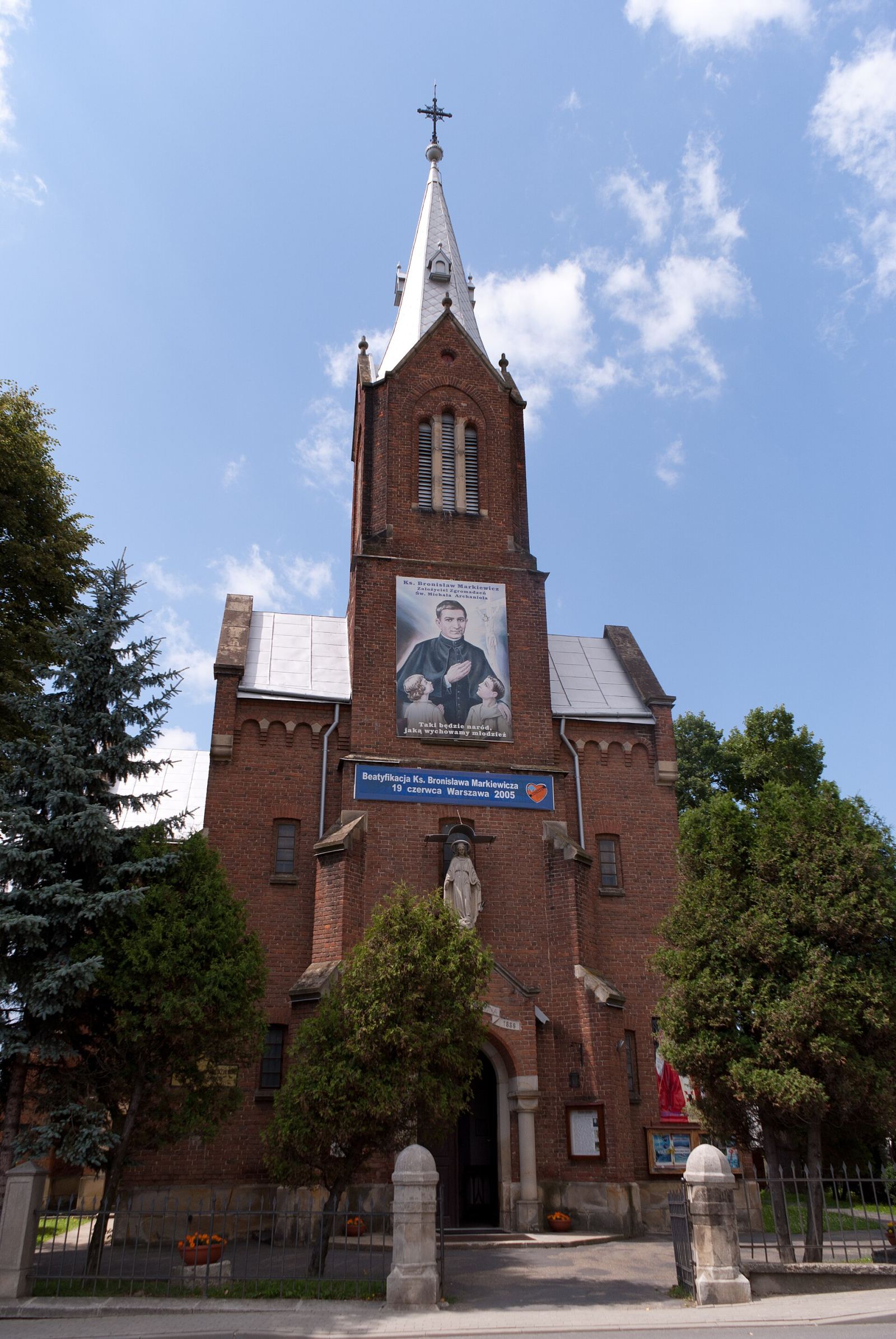 Kościół parafialny pw. Nawiedzenia Najświętszej Marii Panny, Miejsce Piastowe
