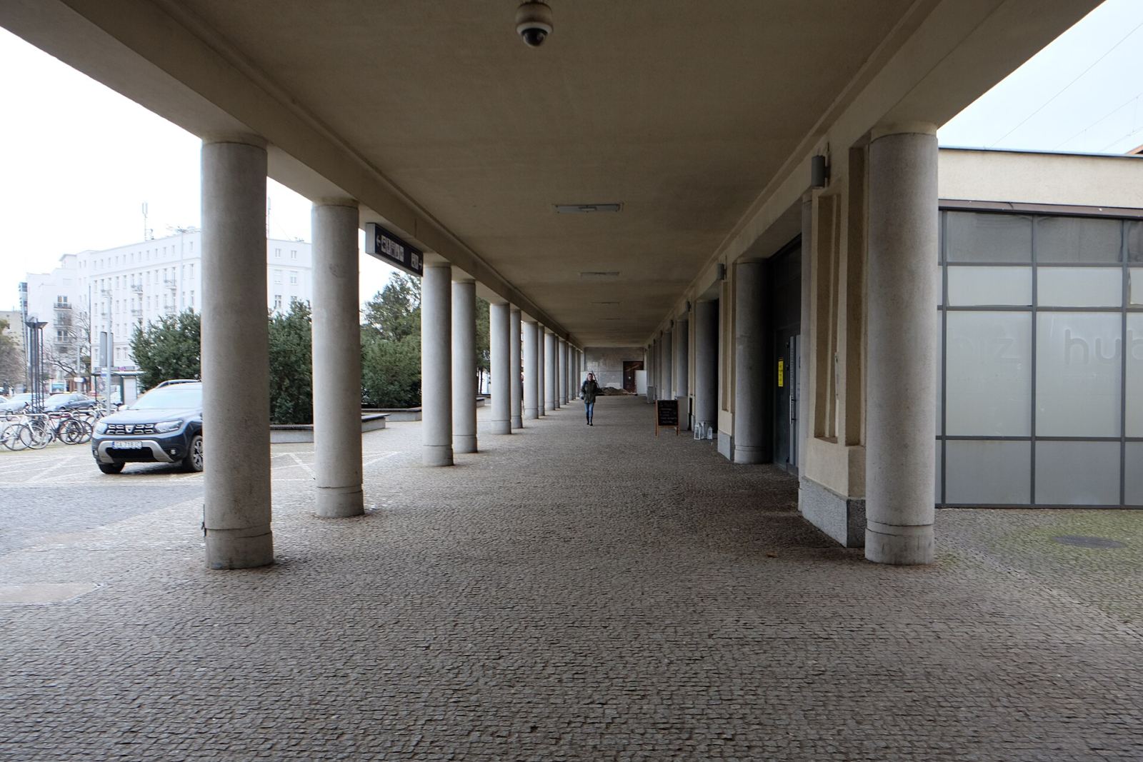Kolumnowy pasaż komunikacyjny, Gdynia