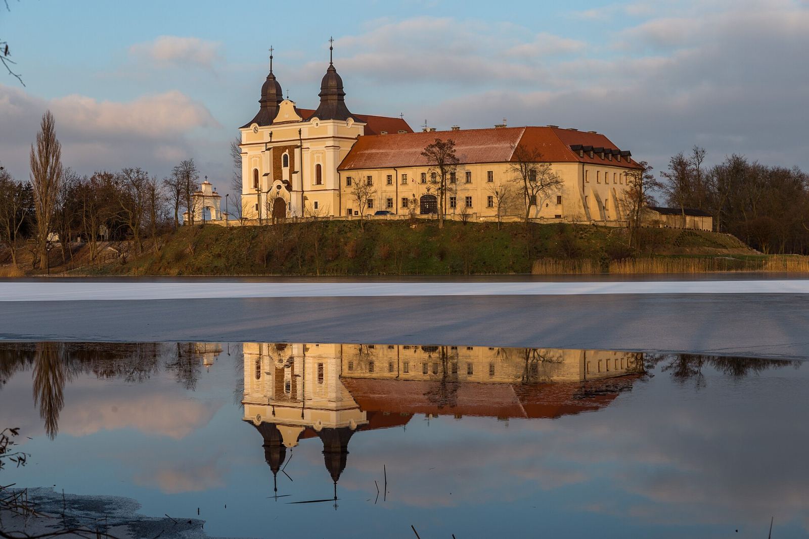 Kościół, ob. parafialny pw. św. Jana Ewangelisty, Mogilno