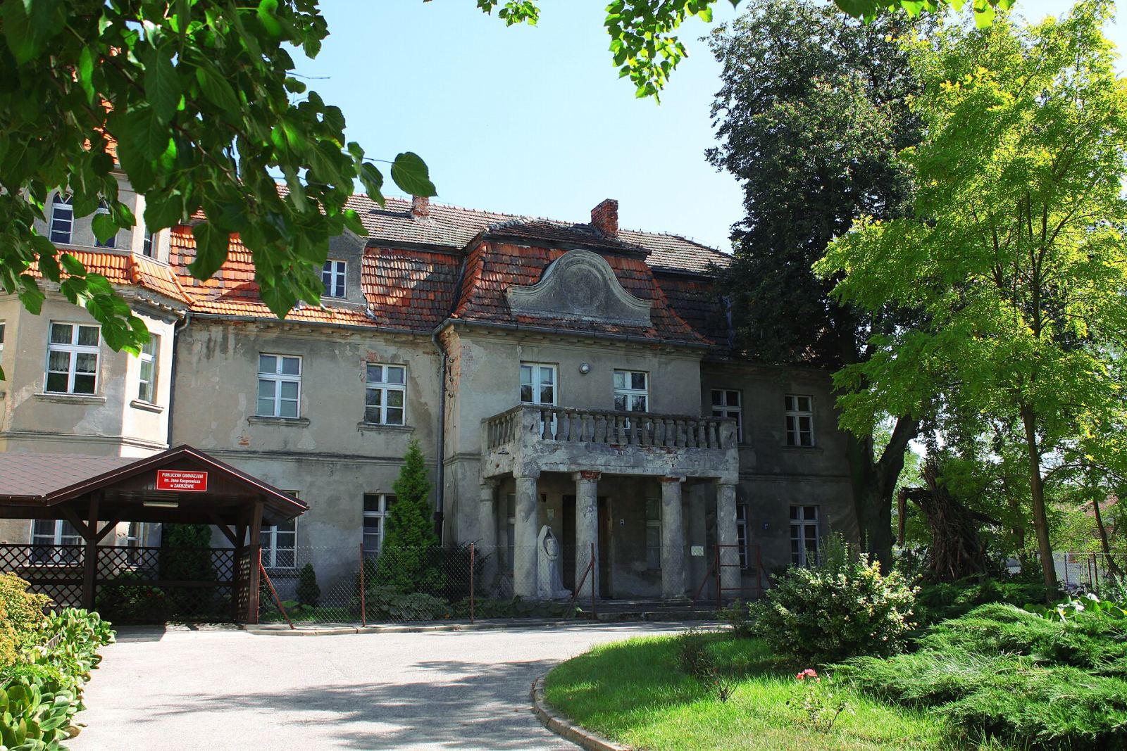 Dwór, ob. szkoła, Zakrzewo