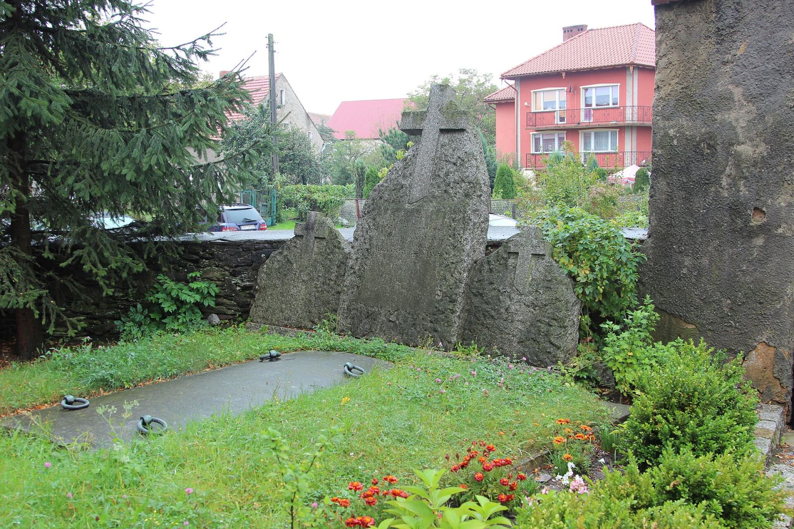 Cmentarz przykościelny, Lusina